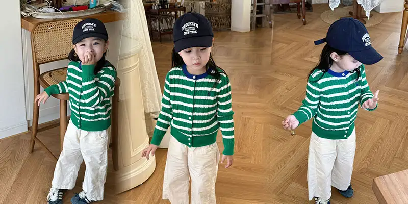 绿白条绞花开衫